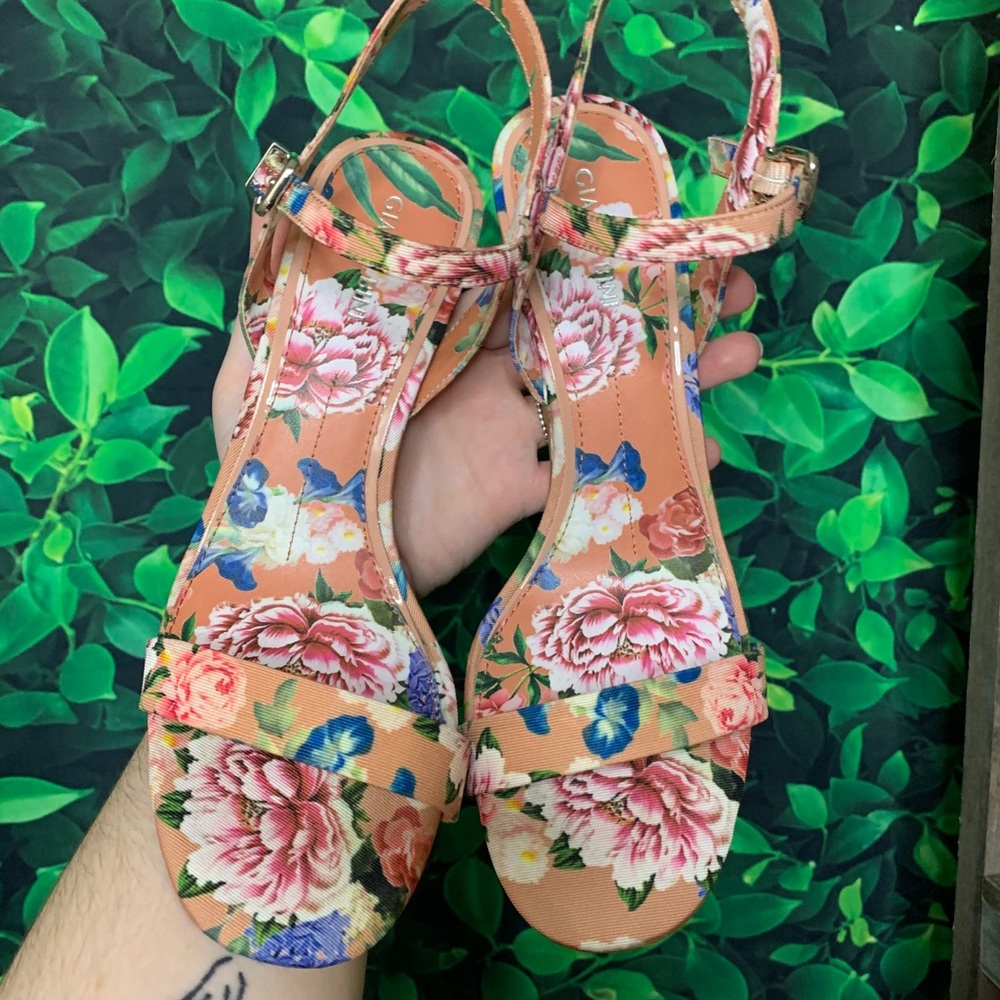 Super Cute floral Gianni Bini heels!